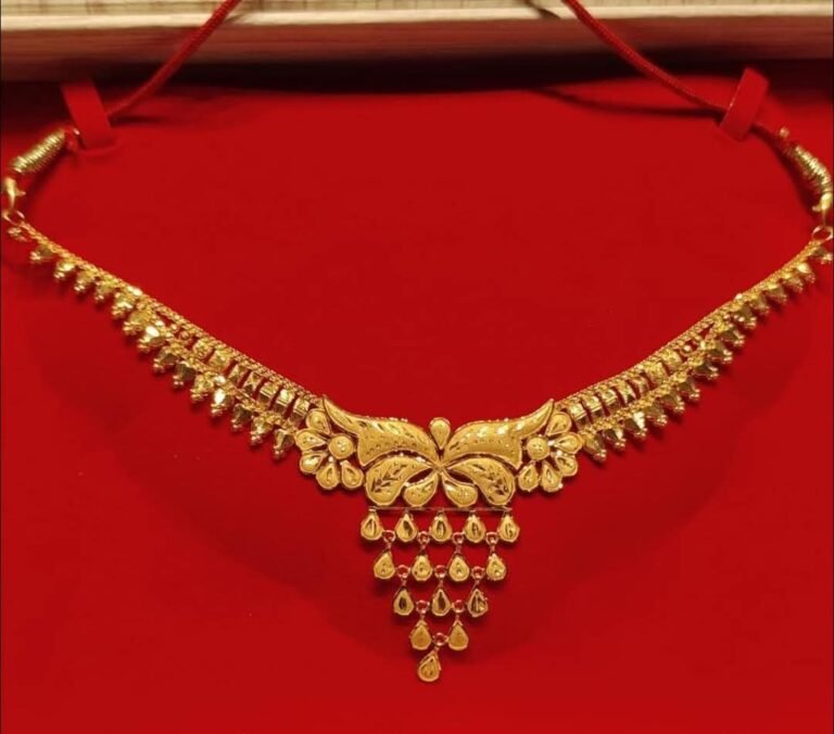 The Classic Beauty of a Gold Choker