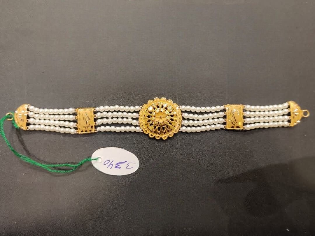 Golden Choker, Gracefully Traditional