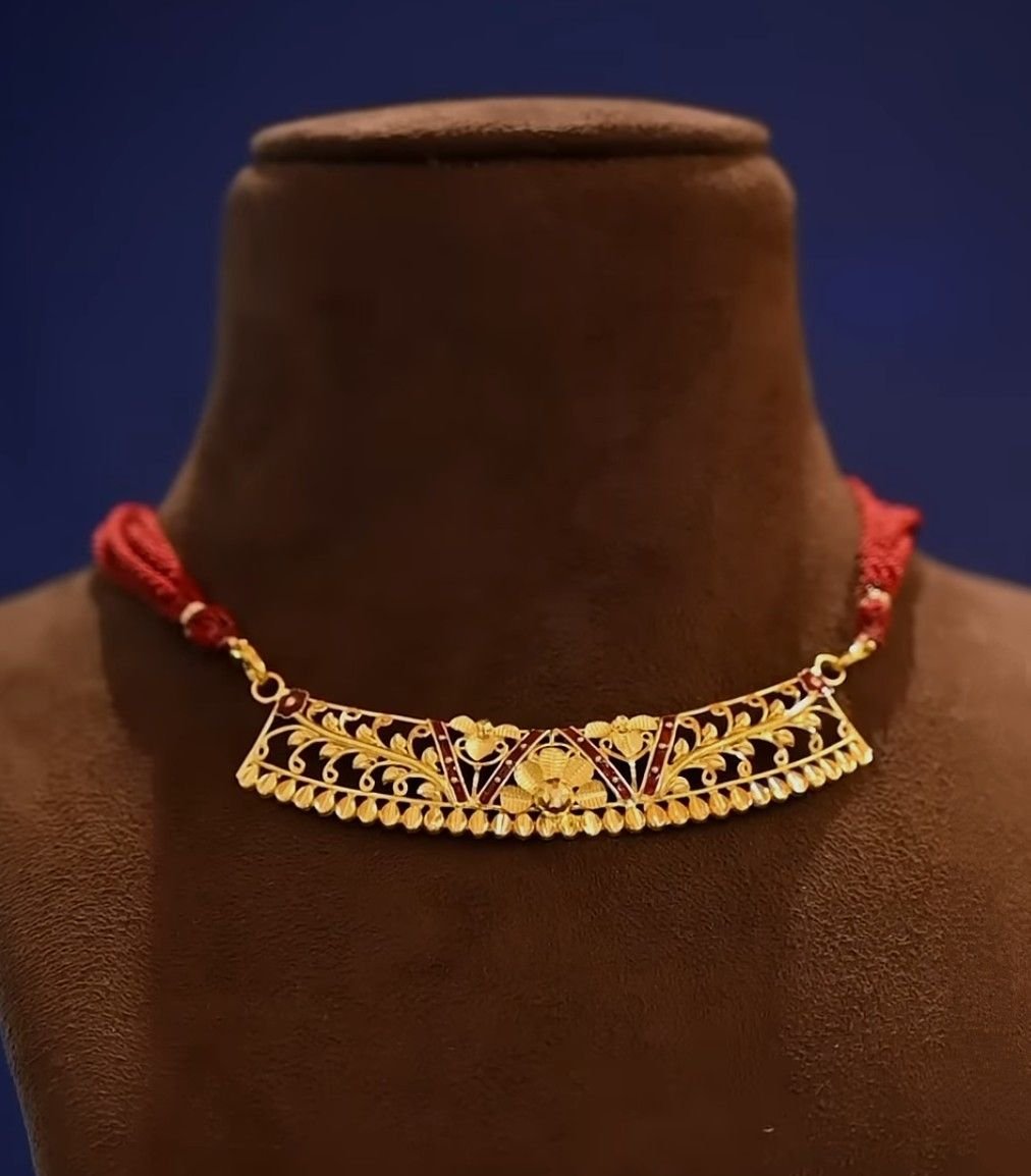 The Classic Beauty of a Gold Choker